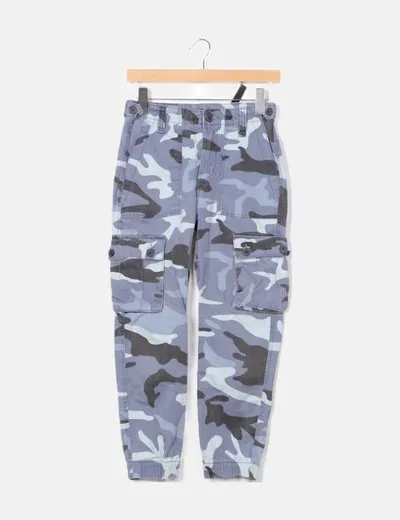 Bershka Pantalón cargo estampado militar