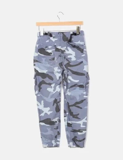 Bershka Pantalón cargo estampado militar