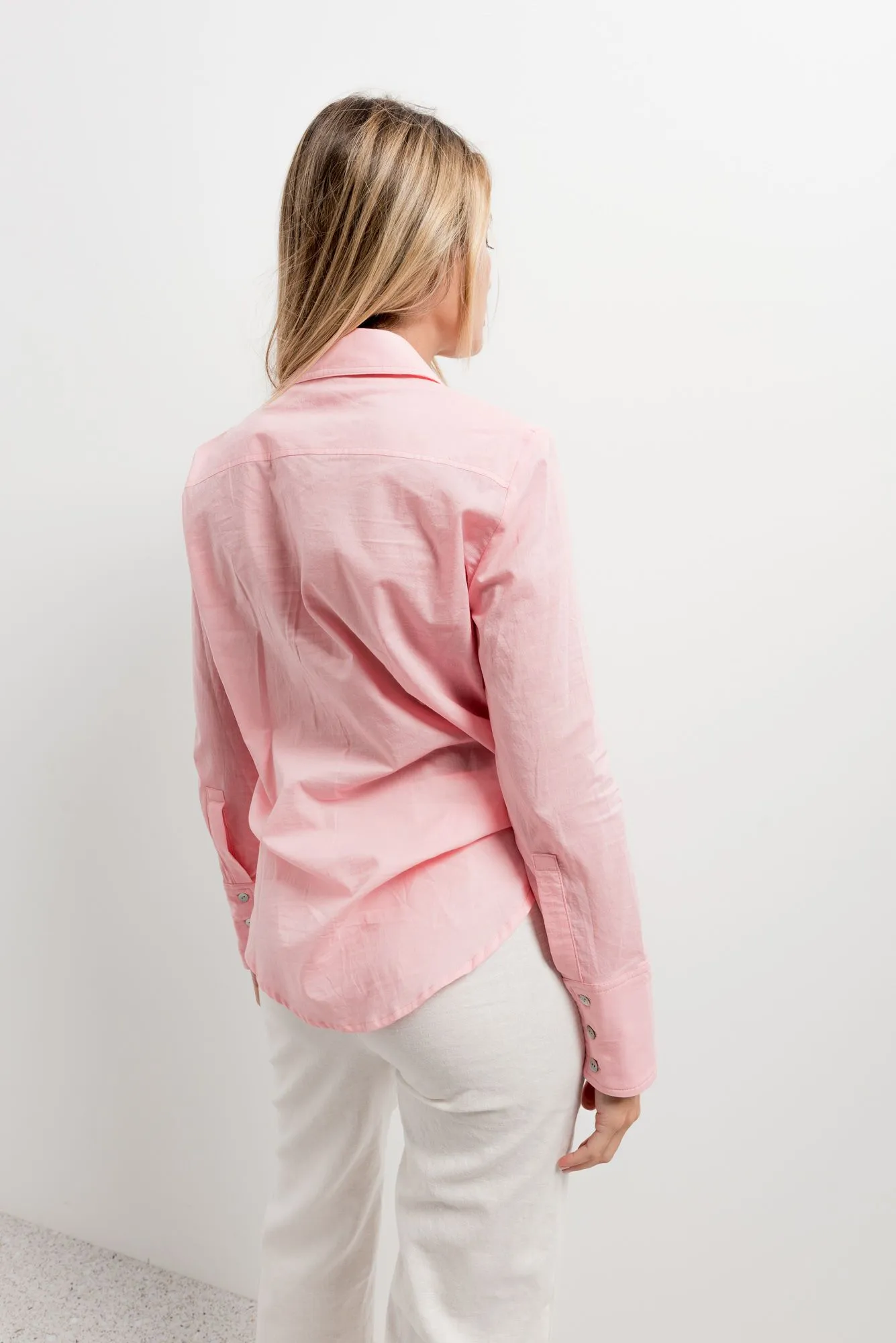 Camisa fluida mujer color rosa cuello solapa y manga larga