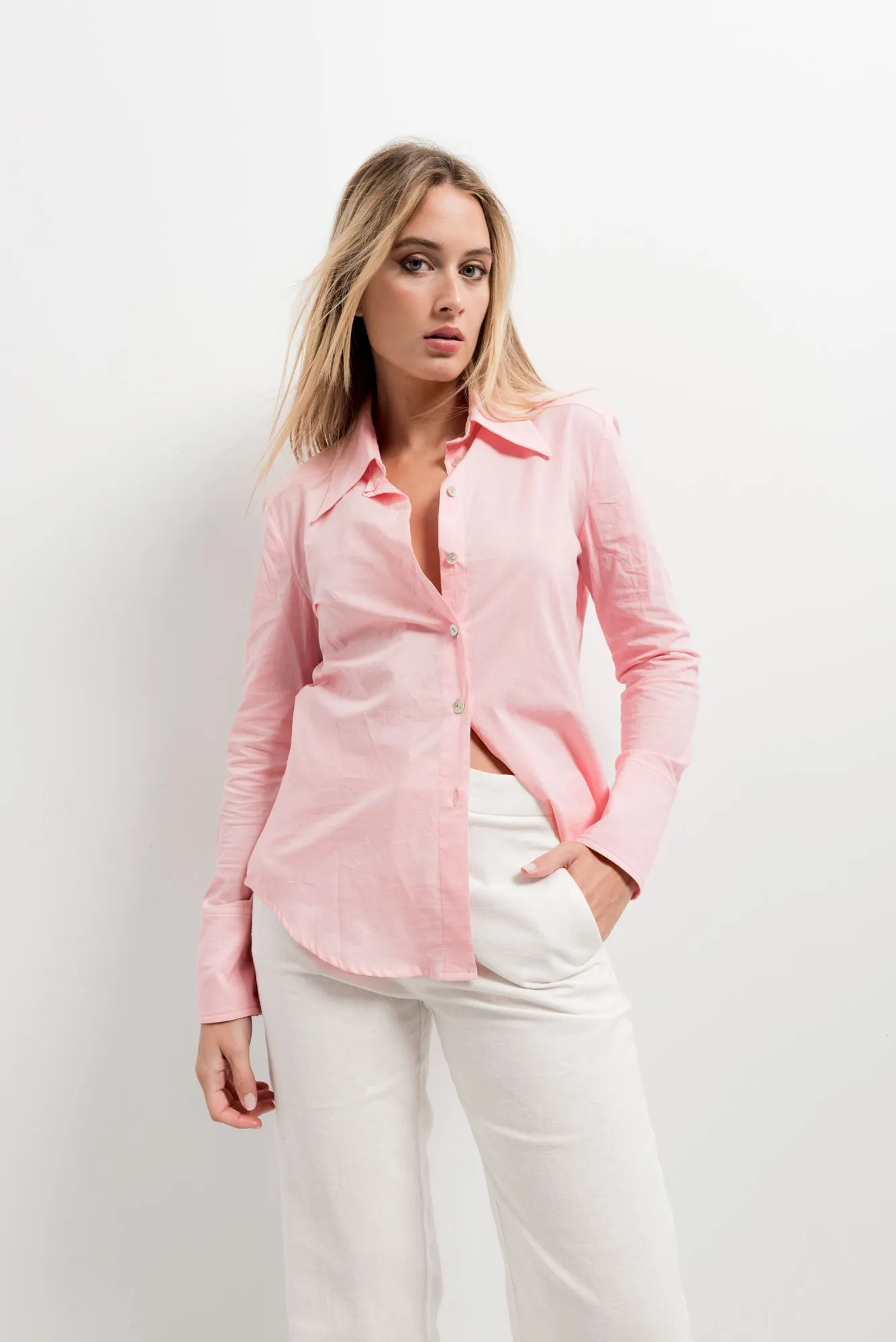 Camisa fluida mujer color rosa cuello solapa y manga larga