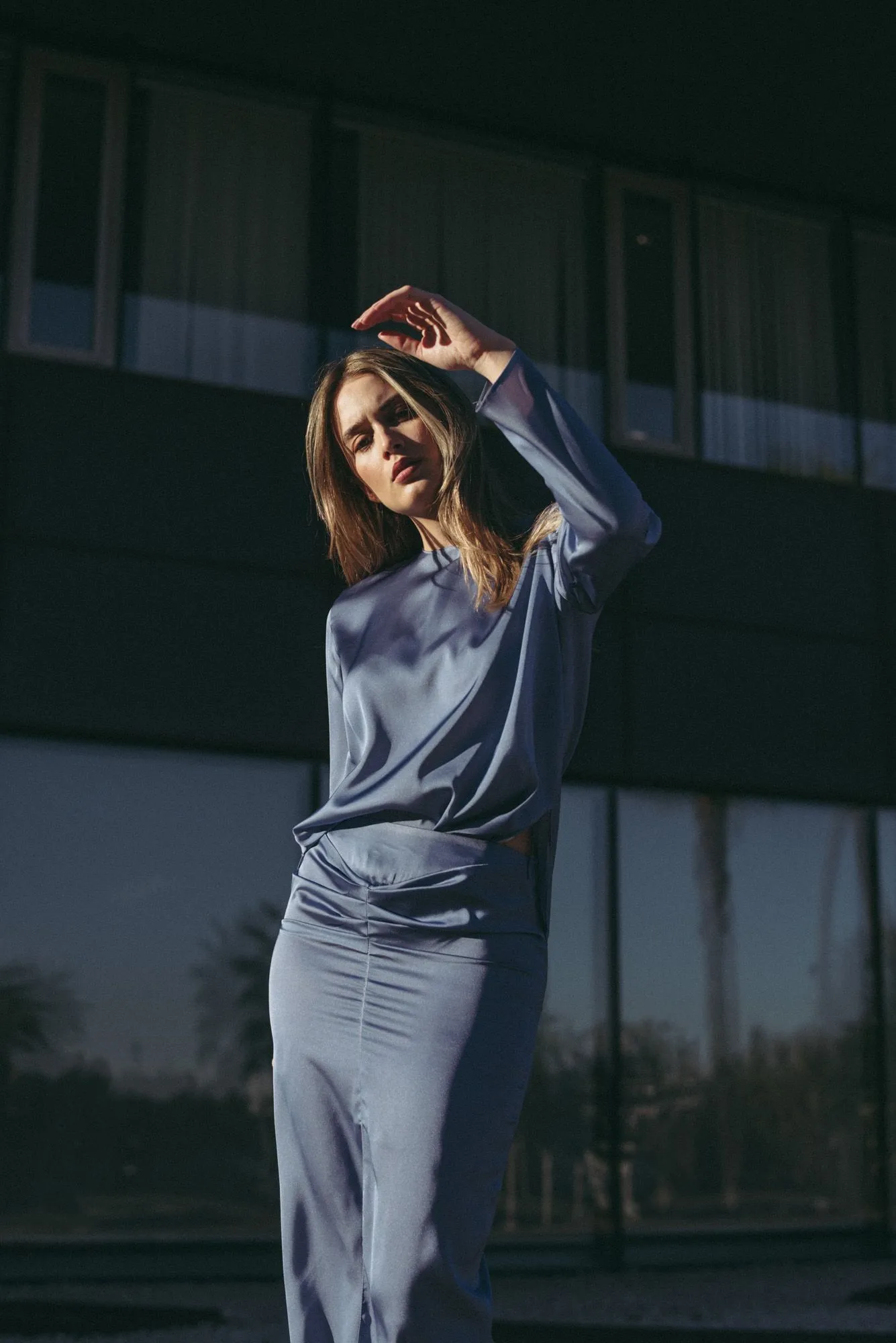 Camisa satinada manga larga y cuello redondo para mujer