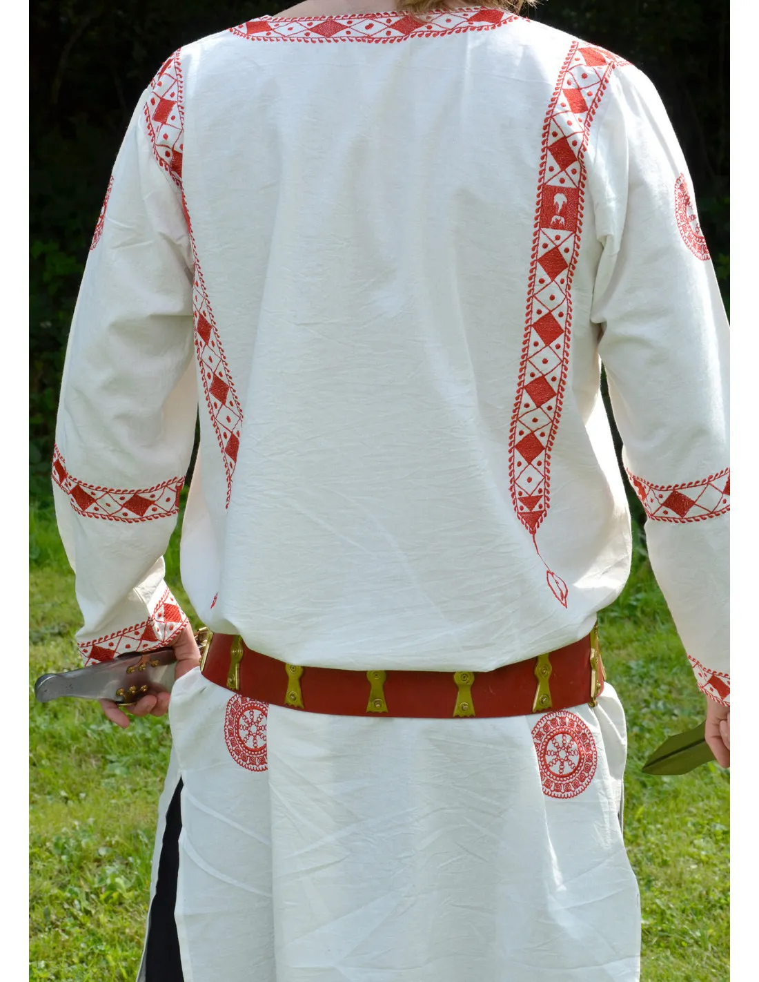 Túnica Romana de manga larga con bordados rojos